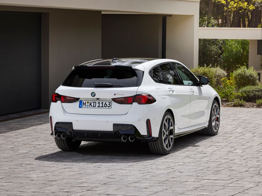 Voiture moderne avec carrosserie en parfait état après remplacement de pièces neuves adaptables