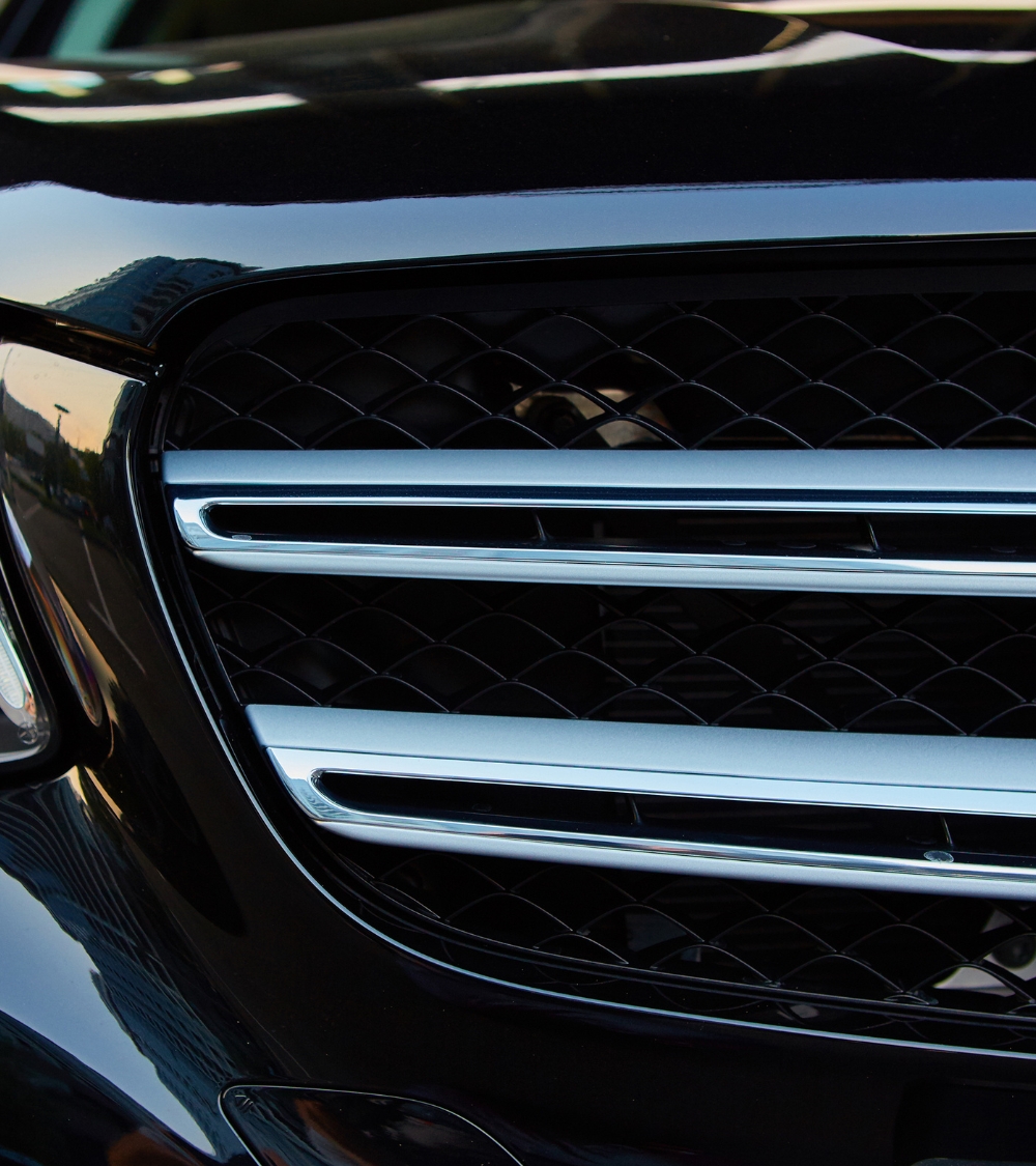 Focus sur une grille de pare-choc d'une voiture noire berline