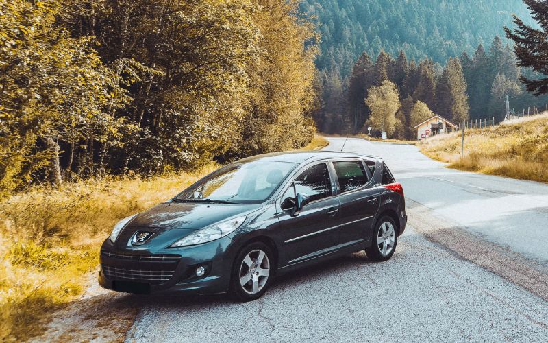 SUV Peugeot en extérieur, pièces de carrosserie compatibles Peugeot.