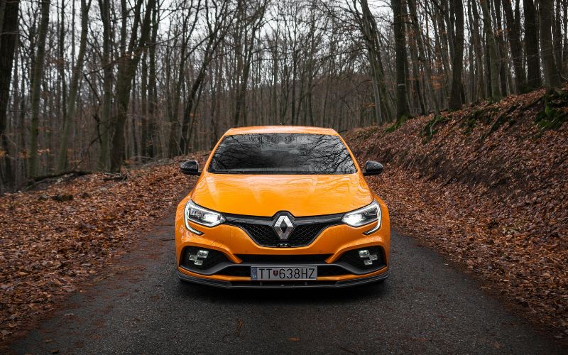 Voiture Renault orange, pièces de carrosserie Renault.